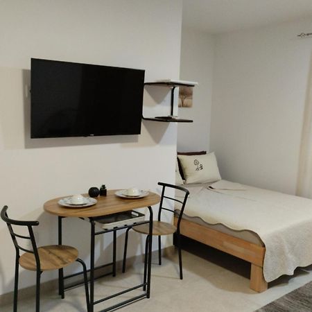 Ferienwohnung Iris Ivanica Exterior foto